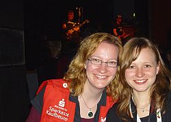Sandra Schuckmann-Honsel (links) und Mareike Laue, Vorsitzende des VereinsJugend rockt, am Abend der Veranstaltung. Foto: humedica