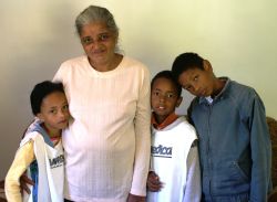 Familie Costa* ist eine der zahlreichen Familien, die vom Familienpatenschafts-programm profitieren. Foto: humedica