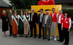 Bürgermeisterinnen, Bürgermeister und die Hopfenköniginnen aus dem Landkreis Pfaffenhofen, gemeinsam mit Vertretern von humedica vor dem Riesenpackerl in Rohrbach, das in den nächsten Wochen in vielen Orten der Hallertau zu sehen sein wird. Foto: humedica