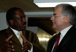 Seine Exzellenz Isidore Bio im angeregten Gespräch mit humedica-Geschäftsführer Wolfgang Groß. Foto: humedica