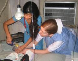 Oft müssen Angehörige selbst ihre Kinder rund um die Uhr beatmen. Foto: humedica