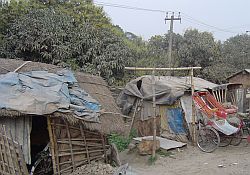 Ärmlichste Hütten, schwierige Lebensbedingungen: Für die Bevölkerung ist das Duncan Hospital ein Zeichen der Hoffnung. Foto: Nicolai Härtel