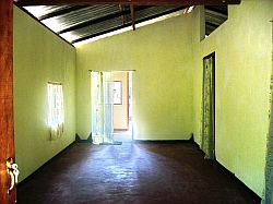 Die Räume sind groß und hell, die Häuser haben zudem einen Wasseranschluss. Foto: humedica