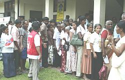 Lange Warteschlangen vor der mobilen Klinik. Foto: humedica