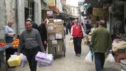 Esko bei einer Hilfsgüterverteilung in den Gassen von Nablus. Foto: humedica