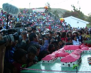 Tausende kamen im Herbst 2007 zur Einweihung des Krankenhauses "Diospi Suyana", darunter viele Journalisten. Foto: Wolfgang Groß