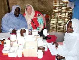 Die Leiterin von humedica Kanada, Silvia Gonzalez, besucht eine Apotheke im Flüchtlingscamp: täglich verteilt humedica hier Medikamente an hunderte Flüchtlinge. Foto: Wolfgang Groß