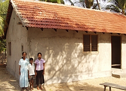 Auch Familie Vasanthakumar darf, nachdem sie durch den Tsunami ihr Zuhause verloren, in einem neuen Haus leben. Foto: humedica