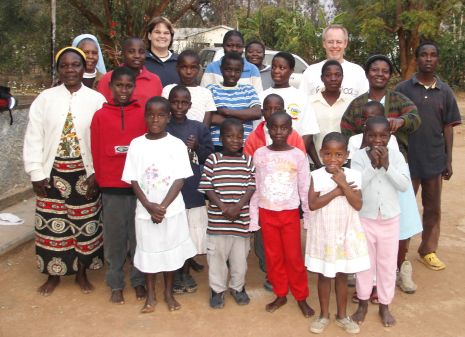 Bei ihrem Besuch konnten sich Corinna Blume und Dieter Schmidt ein Bild von der Situation der Waisenhäuser machen. Foto: humedica