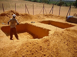 Aus dieser Baustelle wird in Kürze eine Müllgrube und ein Verbrennungsofen entstehen. Foto: humedica