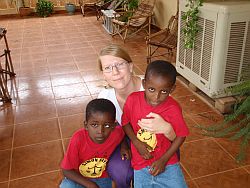 Saskia Hankel mit zwei Straßenkindern. Foto: humedica