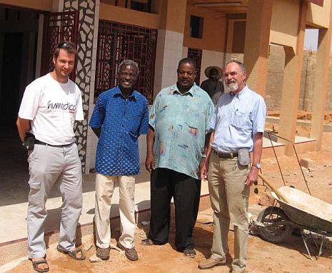 Sebastian Frank (links) empfing gemeinsam mit einheimischen Mitarbeitern den stellvertretenden Botschafter Deutschlands in Niger, Herrn Holzheuer (rechts), auf der Baustelle. Foto: humedica