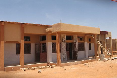 Der Eingang zur Klinik ist nahezu fertig, weitere Arbeiten stehen vor dem Abschluss. Foto: Sebastian Frank