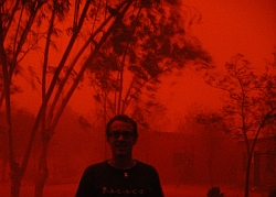 Der Student Ben Stam im Regensturm in Niger. Die Farbe des Bildes wurde nicht nachbearbeitet, sondern zeigt durch den Wind aufgewirbelten roten Sand. Foto: Ben Stam