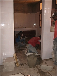 Mit den Fließenarbeiten ist der Innenausbau fast abgeschlossen. Das Gebäude ist in Kürze einsatzfähig. Foto: Sebastian Frank