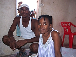 Maude und ihr Mann Marc-Edwing können wieder lachen: Nach Operation und physiotherapeutschen Behandlungen wird Maude wieder laufen können. Foto: Katja Weber