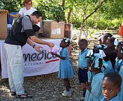 Auch die Verteilung von Lebensmitteln gehört zum Hilfsprogramm von humedica. Foto: Katja Weber/humedica