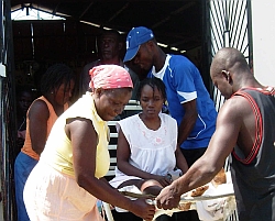 Die 28-jährige Maude hat schmerzhafte Wochen hinter sich. Auch der Weg in die mobile humedica-Klinik war beschwerlich. Foto: humedica