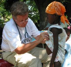 Mit unermüdlichem Einsatz widmet Dr. Irmgard Harms jedem Patient ungeteilte Aufmerksamkeit. Foto: humedica