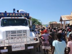 Bei den Lebensmittelverteilungen herrscht regelmäßig großer Andrang. Foto: humedica