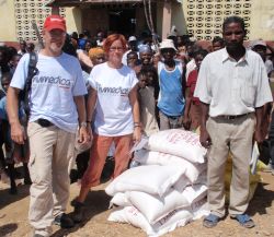 Gemeinsam mit einheimischen Helfern organisieren Dieter Schmidt und Nina Wöhrmann die Verteilung der Lebensmittel. Foto: humedica