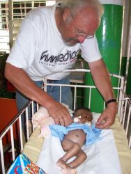 Mit großer Hingabe kümmert sich Dr. Seemann um die Kinder, die häufig ausgehungert sind und sich in schlechter körperlicher Verfassung befinden. Foto: humedica