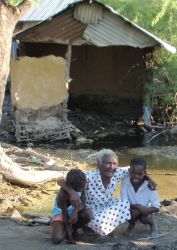 Wie diese alte Frau stehen viele Menschen in Haiti vor dem Nichts: Die Stürme haben ihnen ihre ohnehin dürftige Lebensgrundlage entzogen. Foto: humedica