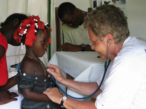 Insgesamt 900 Menschen, darunter zahlreiche Kinder, konnte das humedica-Ärzteteam (hier: Dr. Irmgard Harms aus Hindelang) binnen einer Woche behandeln. Foto: humedica