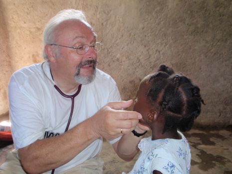 Der Kinderarzt Dr. Ulrich Seemann konnte schon zahlreiche Kinder medizinisch betreuen. Foto: humedica