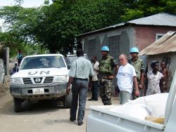 Dr. Thomas Schweyer mit UN-Blauhelmen bei der Verteilung von Nahrungsmitteln an die hungernde Bevölkerung. Foto: humedica