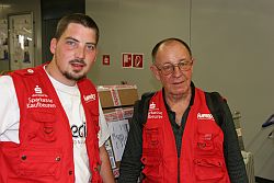 Matthias Völkner (l.) und Dr. Thomas Schweyer beginnen in Kürze mit der Verteilung von Lebensmitteln an Flüchtlinge, die vor den Stürmen ins Landesinnere nach St. Marc geflohen sind. Foto: humedica