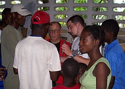 Dr. Thomas Schweyer und Matthias Völkner konnten in Jacmel bereits wichtige Hilfe leisten. Foto: humedica