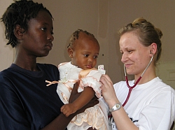 Krankenschwester Manuela Kutnick bei der Behandlung eines Kindes. Foto: Simone Winneg