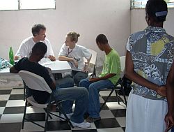 Behandlung in Bon Repos, einem Vorort von Port-Au-Prince. Foto: humedica