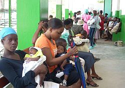 Warten auf Hilfe: Viele Mütter mit ihren Kindern benötigen medizinische Betreuung. Foto: humedica