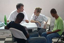 Dr. Markus Hohlweck und Manuela Kutnick bei der Behandlung. Foto: humedica