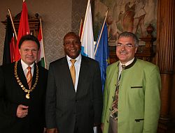 Kaufbeurens Bürgermeister Stefan Bosse,Botschafter Jean-Robert Saget undhumedica-Geschäftsführer Wolfgang Groß trafen sich im Februar 2008 im Rathaus Kaufbeuren. Foto: humedica