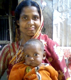 Nach schweren Monaten können Ridoy und seine ihn betreuende Tante wieder lachen. Foto: KONONIA