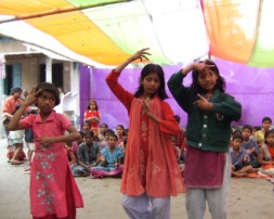 Tanz und Gesang helfen den Kindern dabei ihre Erlebnisse zu verarbeiten. Foto: Schuckmann-Honsel