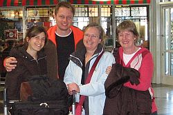 Heidi Nicklin (2 v. r.) im Kreis ihrer Familie beim Abschied am Flughafen. Foto: humedica