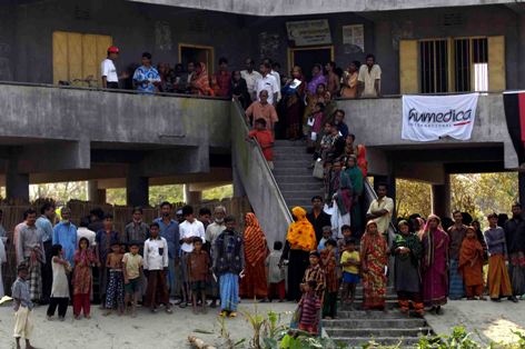 Oft warten mehrere hundert Patienten auf die Ärzte aus Deutschland. Foto: Jens Großmann