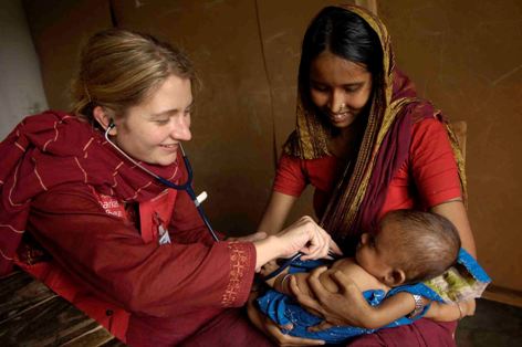 Viele Kinder fielen "Sidr" zum Opfer, dieses Baby hatte Glück, es wurde von der humedica-Ärztin, Dr. Christina Dönch, behandelt. Foto: Jens Großmann