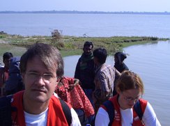 Aufgrund der zerstörten Infrastruktur war eine Anreise nur per Schiff möglich.