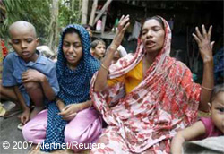 Zobeda Begum (R) erzählt weinend wie ihr Sohn beim Wirbelsturm ums Leben kam.