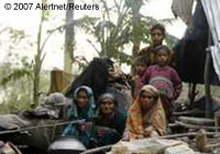 Nach dem der Wirbelsturm ihr Haus zerstört hat, lebt diese Familie jetzt unter freiem Himmel.