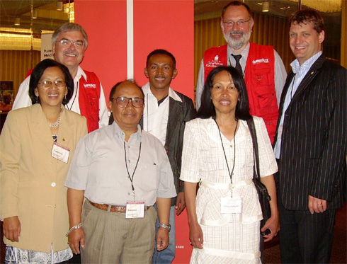 Die Justizministerin von Madagaskar, Madame Lala Henriette Ratsiharovala (v. r.), bedankte sich herzlich bei Georg Müller und Wolfgang Groß (rote Westen)