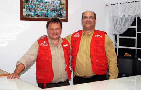 Der Kaufbeurer Oberbürgermeister Stefan Bosse mit dem brasilianischen humedica-Vorsitzenden Wanderley Ferreira Gabri Junior in der Kindertagesstätte (Nova Friburgo)