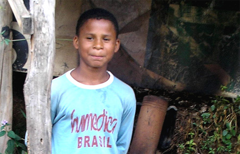 Lucas lebt, mit seinen zwei Brüdern und seinem Vater, nicht weit vom humedica-Kinderdorf Seiaca / Brasilien entfernt.