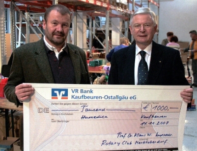 Übergabe der konkreten Spende für Kinder im Kosovo.