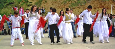 Wolfgang Groß mit Kindern der humedica-Kindertagesstätte, währen des 7. humedica-Leitertreffens, vor der KITA in Krushe e Vogel.
